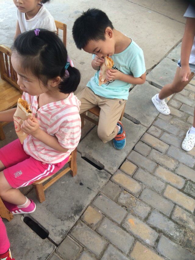 小伙吃的多可爱!