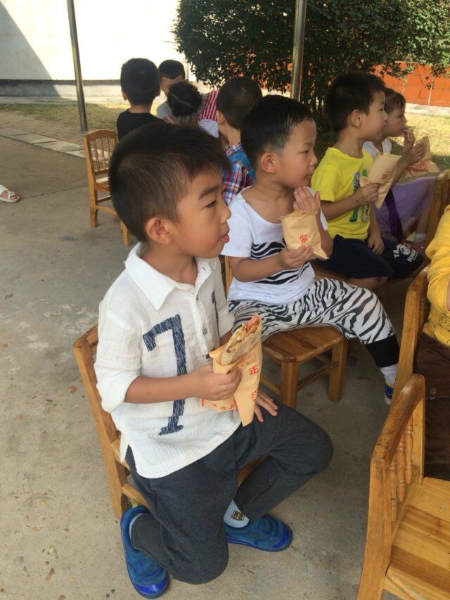 一边吃一边观看!
