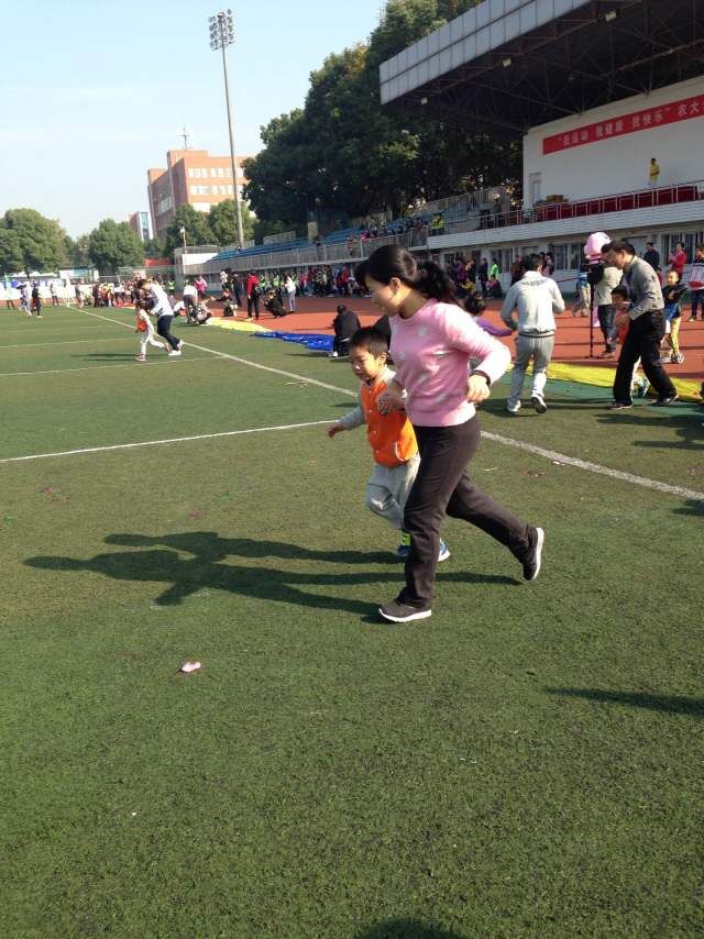 与妈妈一起赛跑