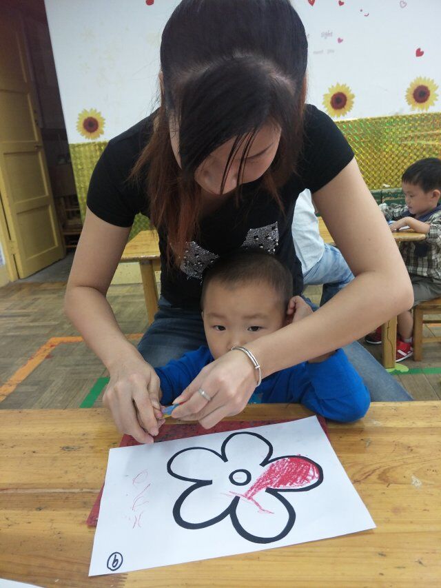 老师在指导我画画