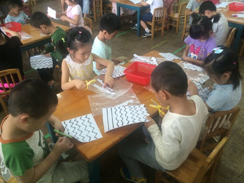 认真的剪纸我们2