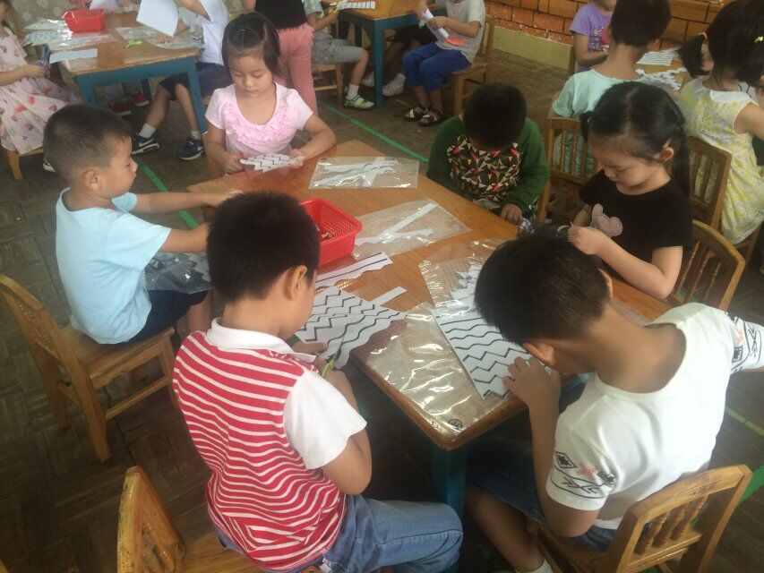 认真剪纸的我们1