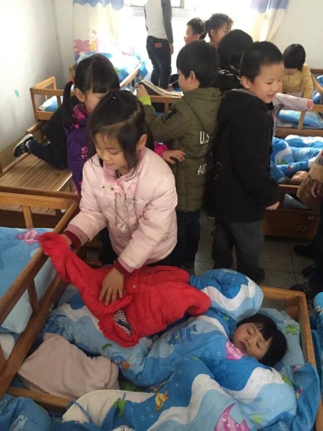 有姐姐的贴心照顾,我睡着了!