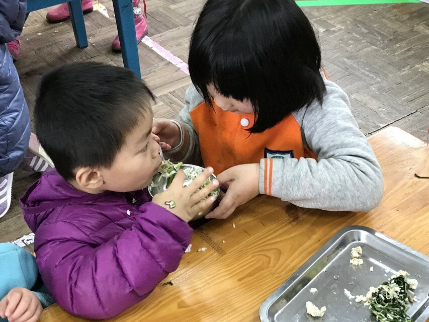 来!好好吃饭哦!