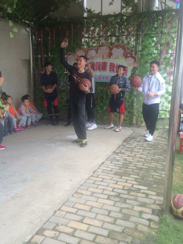 哥哥想和我们一起坐