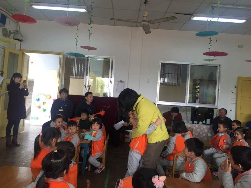 一切尽在一个爱的拥抱里!