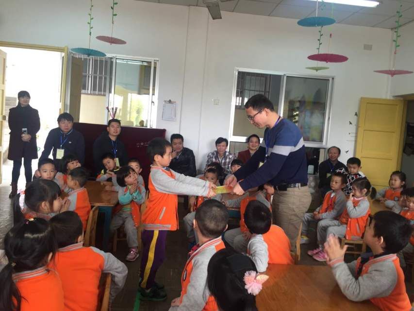 爸爸似乎有些不好意思了!