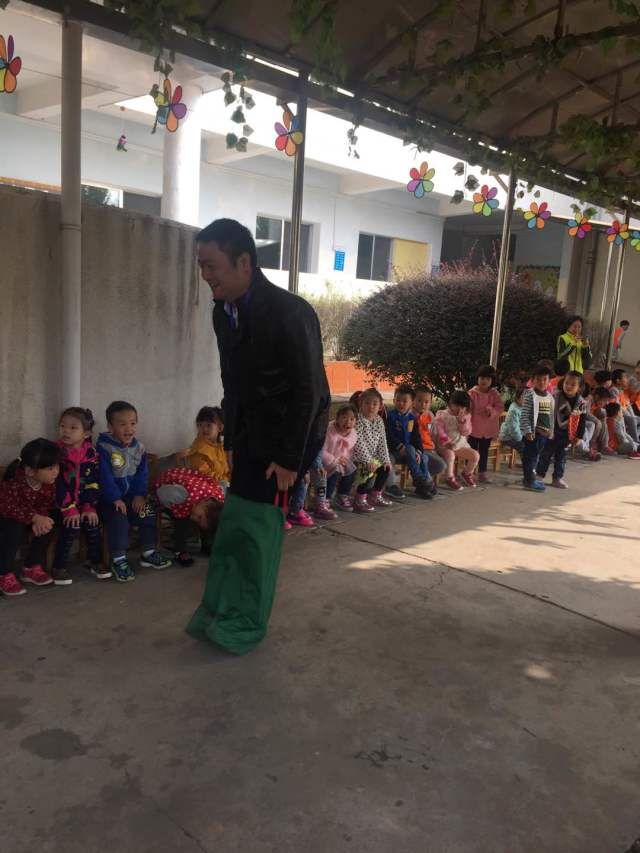 袋鼠爸爸玩的很开心!