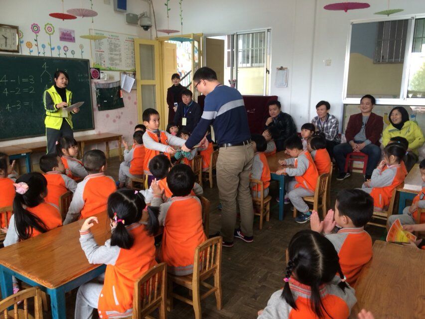 我来给您颁奖状!您是我心中最棒的爸爸!