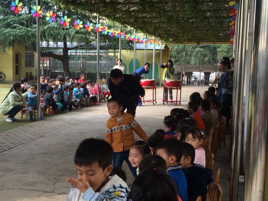 小孩!其实我的动作还是很标准的!你挡住我了!