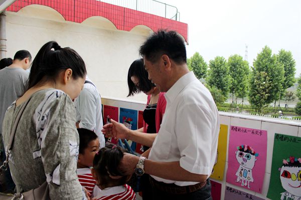 卢书记亲临现场给孩子们送上节日的祝福