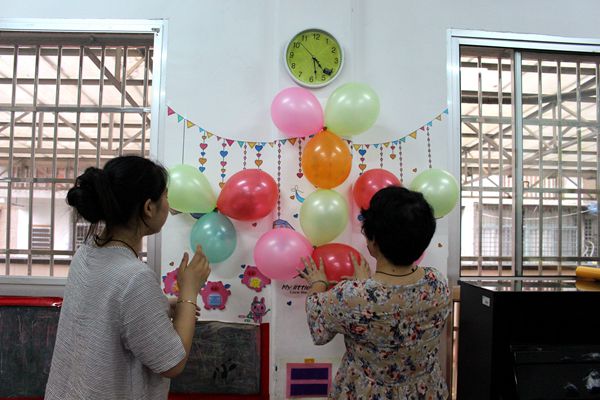 老师们在装饰教室的环境