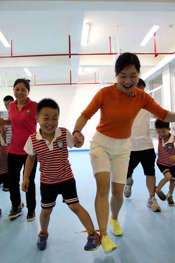 妈妈带着宝贝玩两人三足的游戏