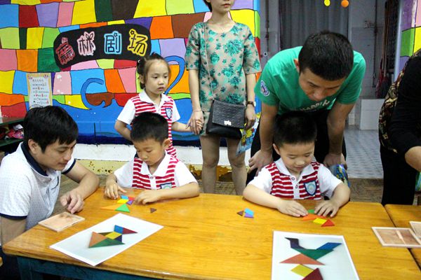 孩子们在认真的拼摆七巧板