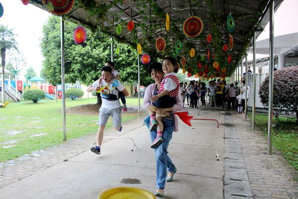 爸爸妈妈和孩子们一起玩背小猪游戏