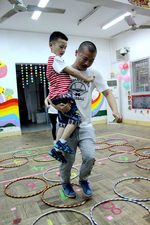 爸爸带着孩子玩跳房子游戏