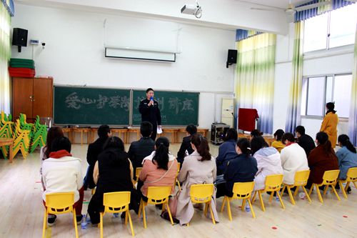 张志斌科长对家长进行培训