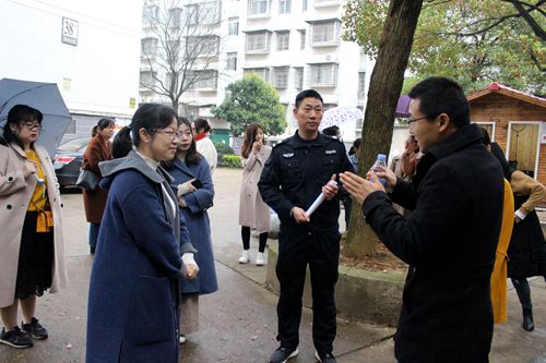 幼儿园大门口进行现场勘察