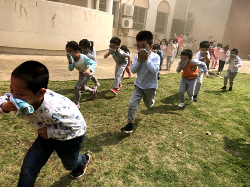 幼儿紧张、有序撤离