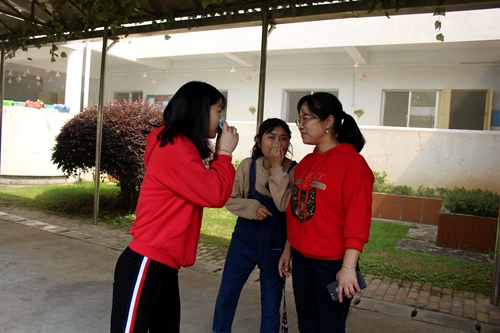 老师们上报幼儿人数及安全情况给汪慧蕙总指挥