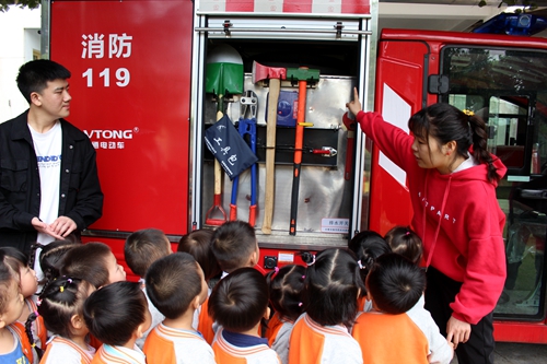 幼儿参观消防车