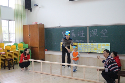 小三班《小老鼠找食物》