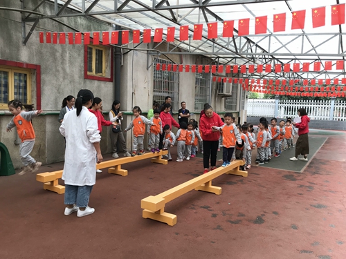 中二班《小小救护员》