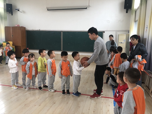 中三班《好玩的球》