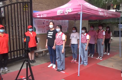 家长带领幼儿有序排队