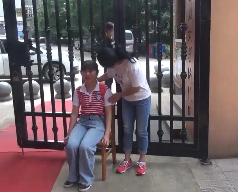 体温异常幼儿休息,并在此进行测温