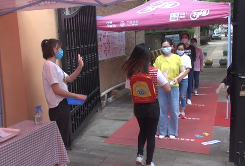 家长排队有序接人