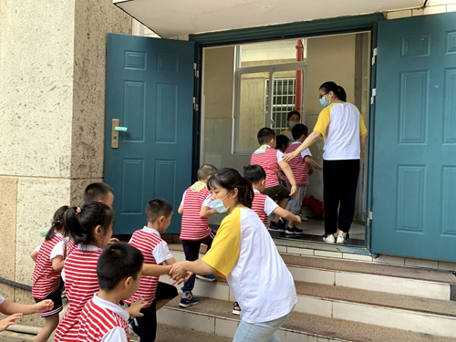 班级教师带领幼儿疏散撤离到教室