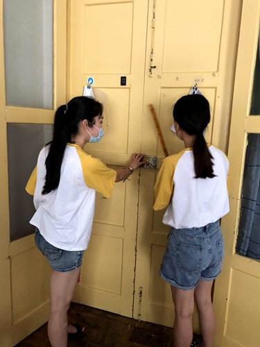 教师用各种工具抵住门口