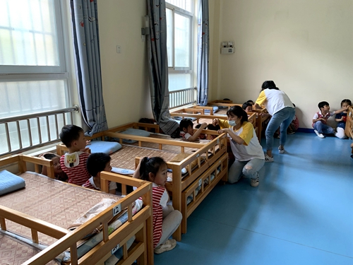 教师安抚幼儿情绪